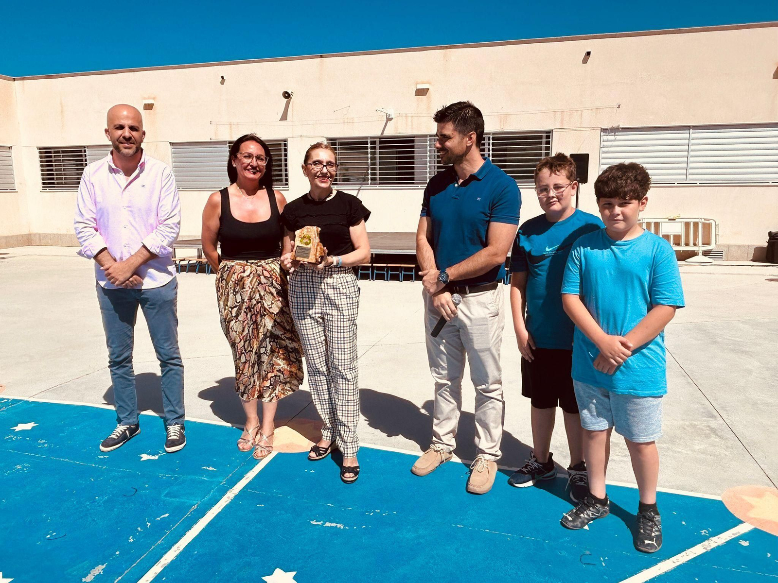 Entrega del premio al CEIP Las Naciones por ganar el I Concurso de Reciclaje Creativo