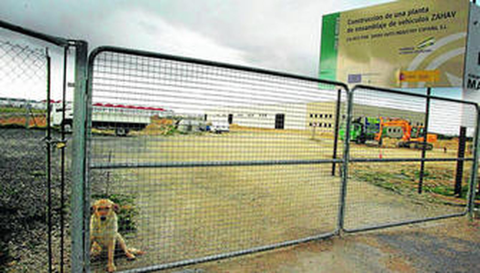 Imagen de la nave de Zahav a medio construir en marzo de 2012, fecha desde la que no se ha registrado actividad alguna en la parcela cedida por el Ayuntamiento.