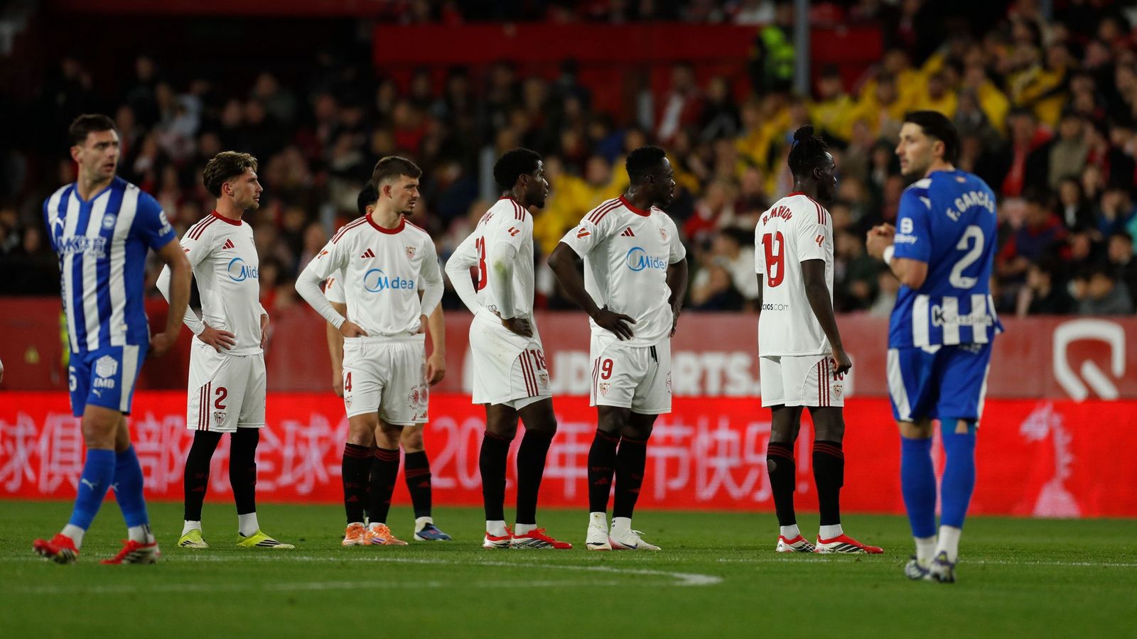 Los jugadores del Sevilla en el encuentro ante el Alavés.