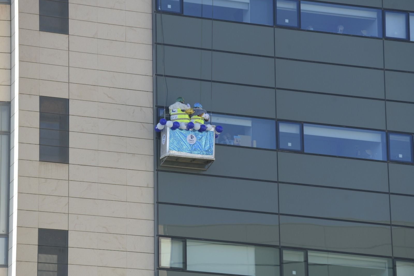 Así ha sido la visita de los Reyes Magos a los niños hospitalizados en el Hospital San Cecilio de Granada