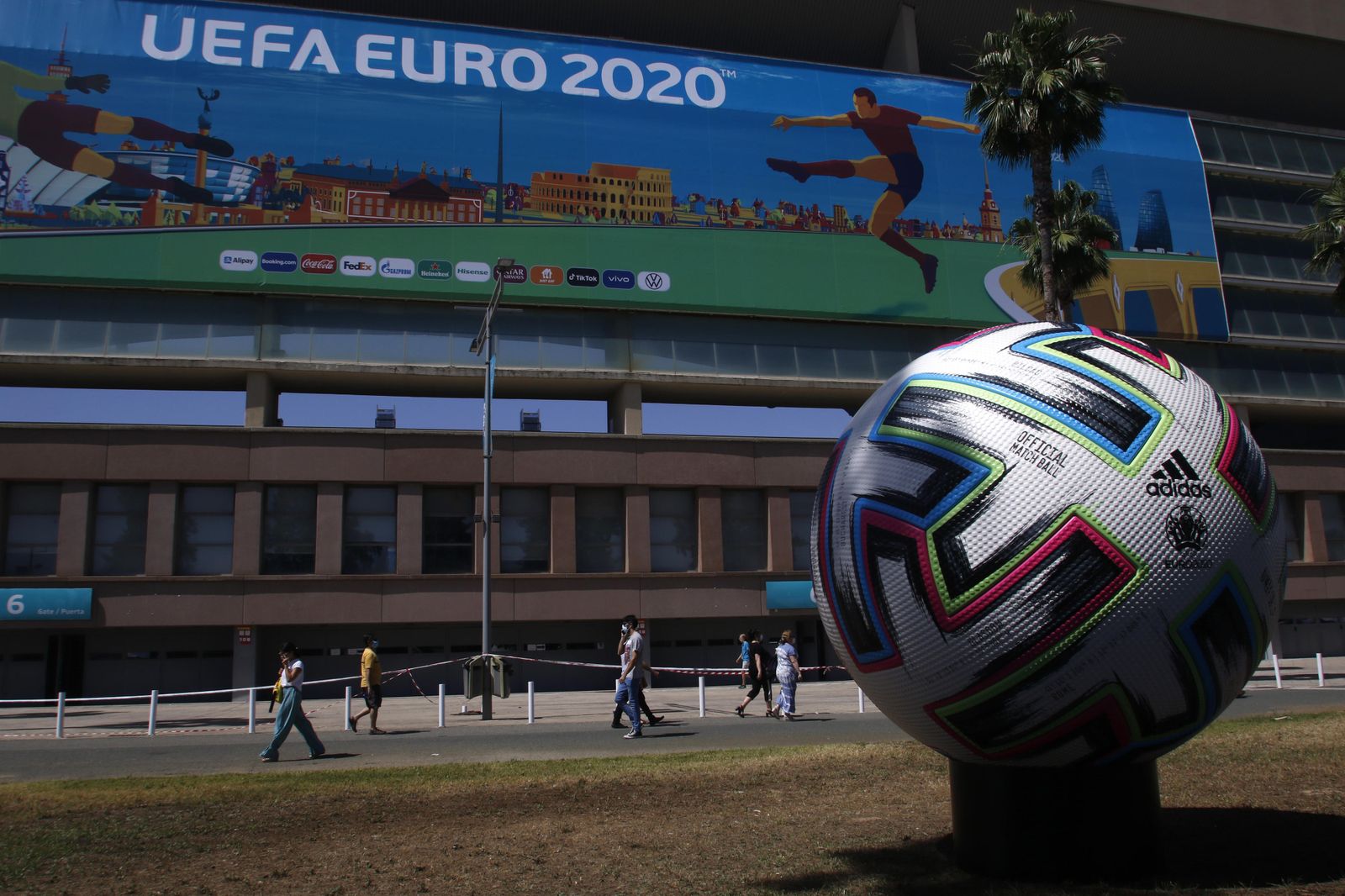 Una imagen exterior del estadio de La Cartuja con un balón de la Eurocopa.