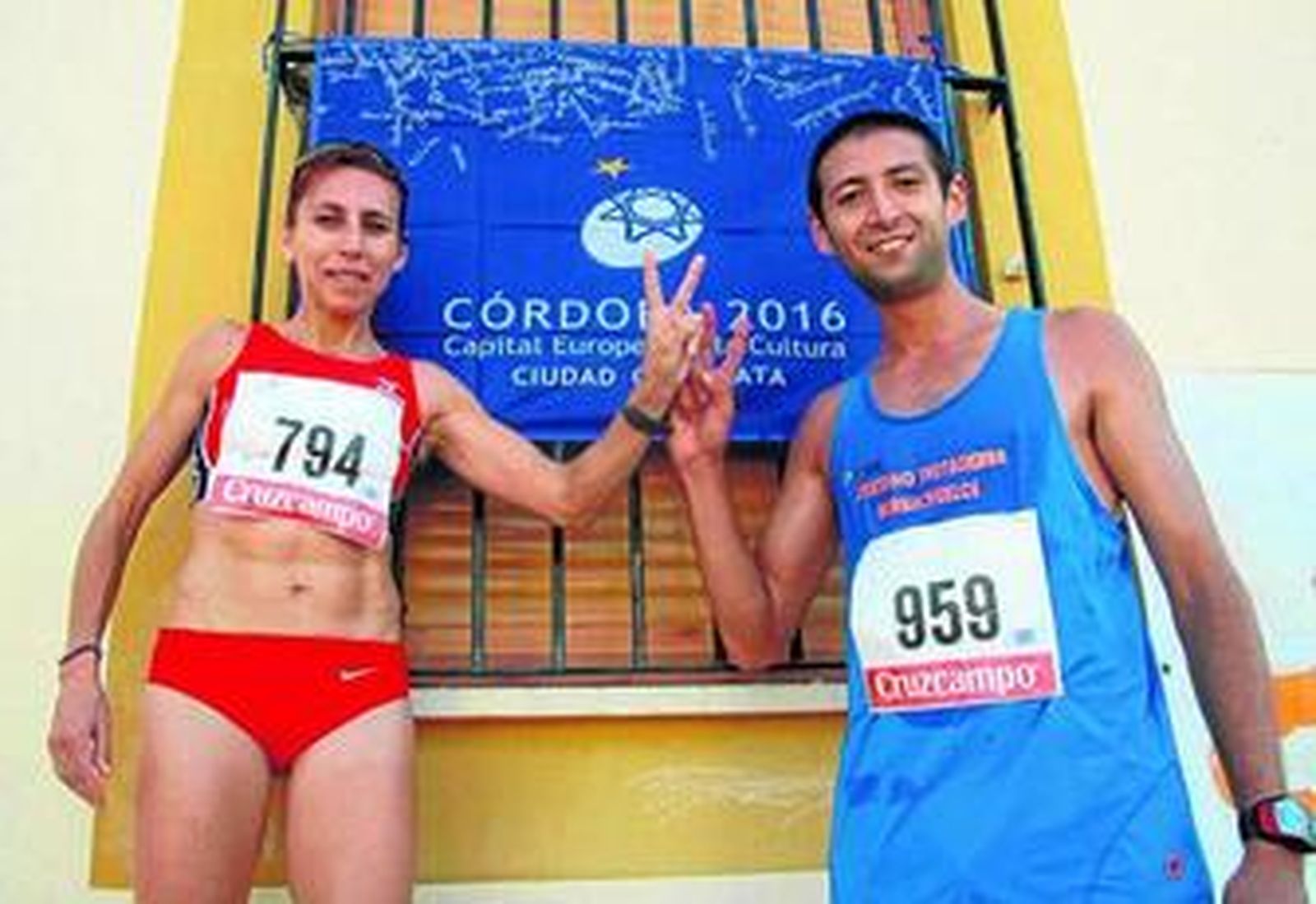 Loli Jiménez y Bruno Márquez señalan una bandera de apoyo a Córdoba 2016.