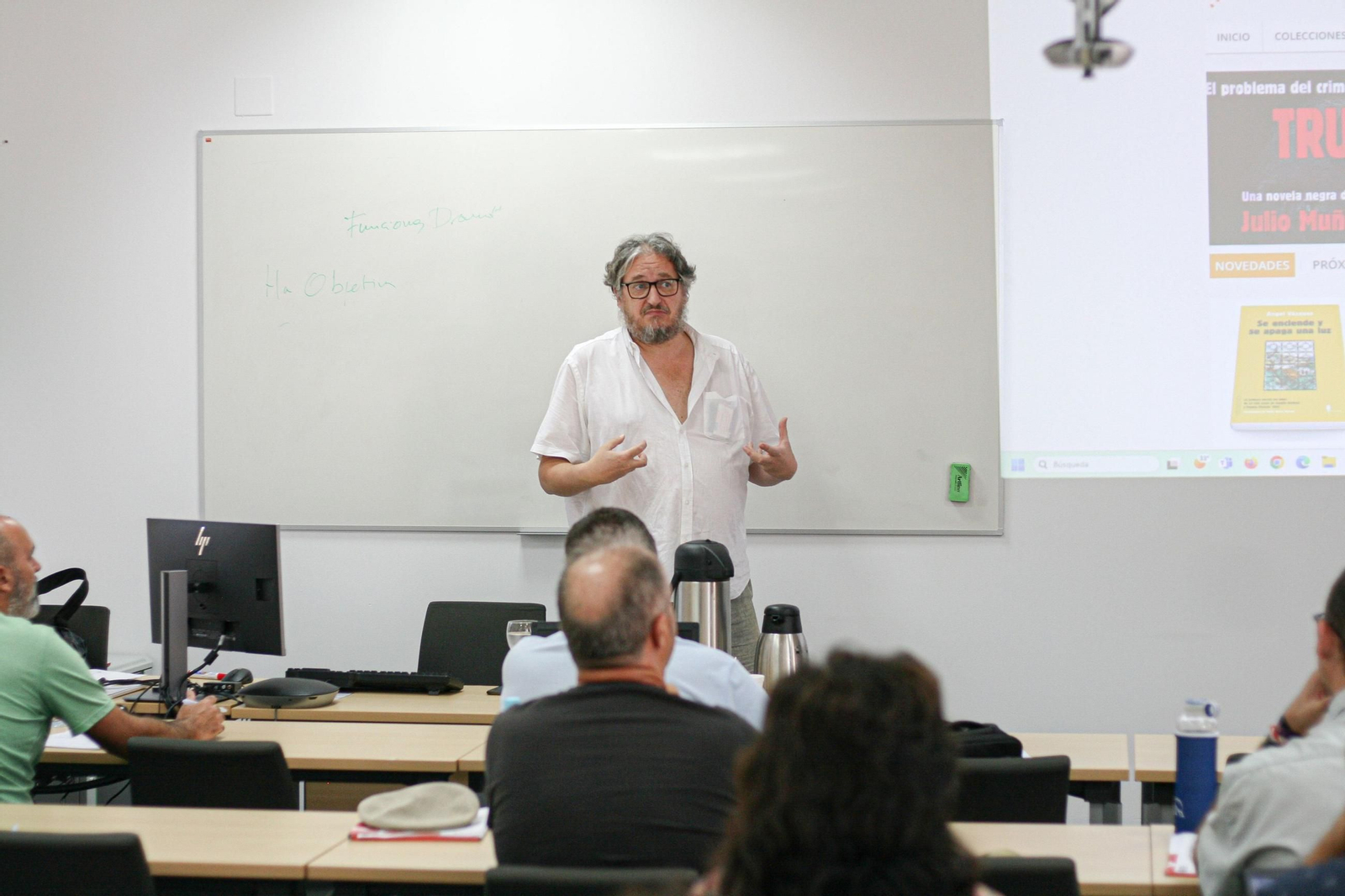 El editor de libros Antonio David González Romero durante la ponencia. El editor de libros Antonio David González Romero durante la ponencia.