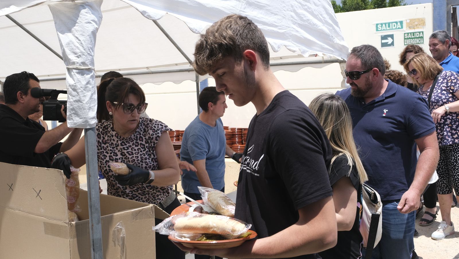 Imágenes de la degustación de huevos fritos con chorizo, en las Fiestas de Santa María del Águila