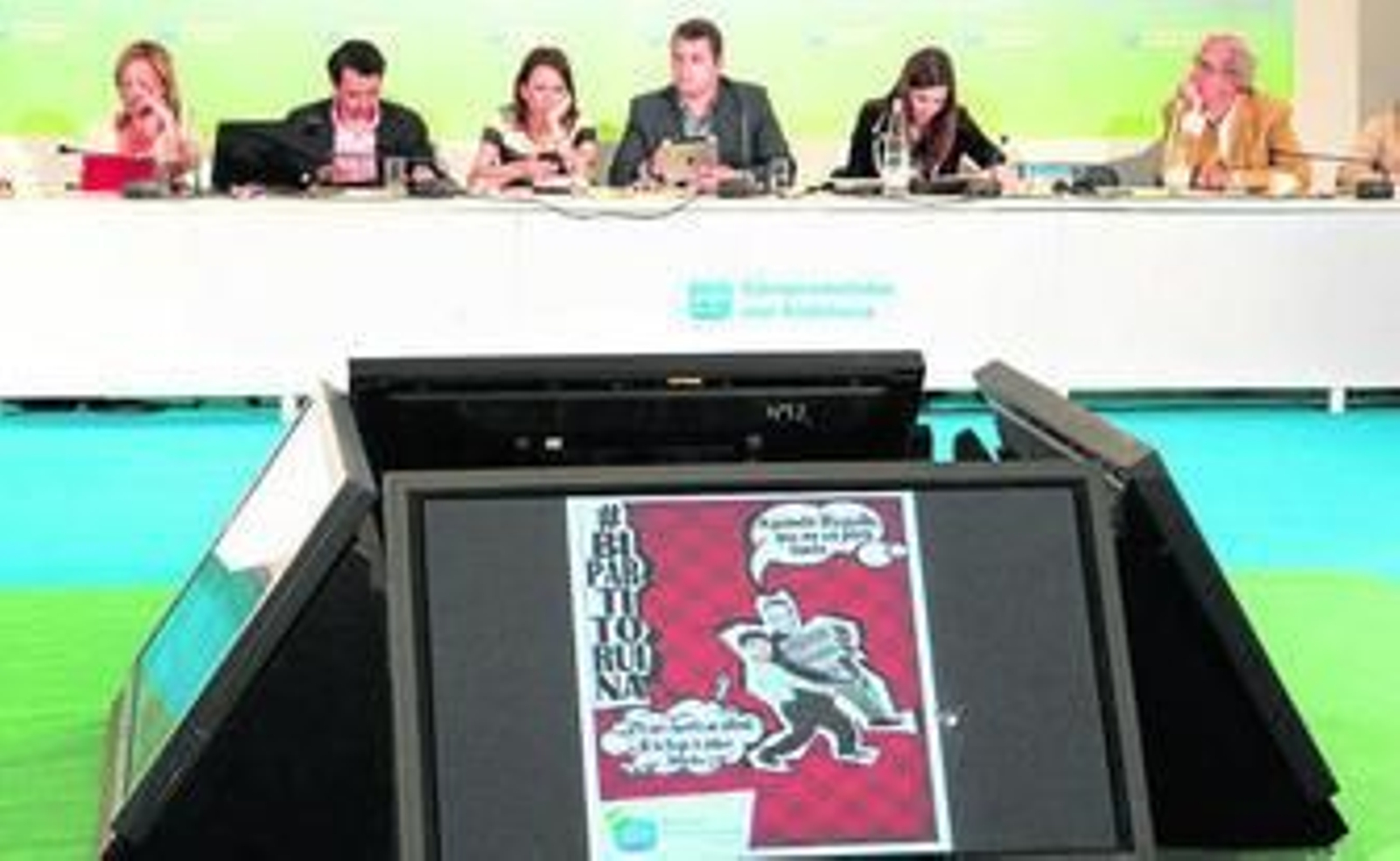 Antonio Sanz, en el centro, en el encuentro con bloqueros y expertos en redes sociales en Sevilla.