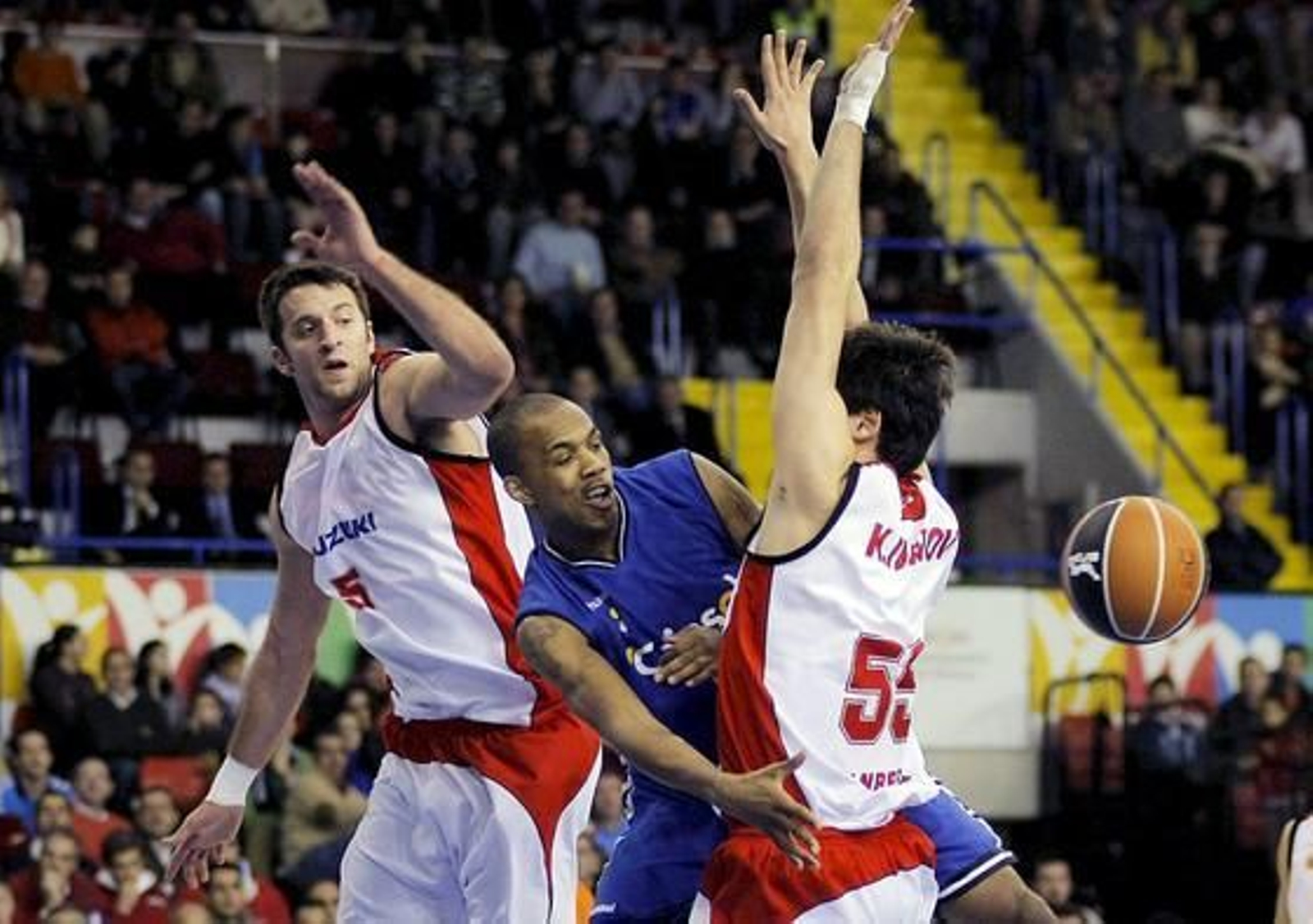 Ellis dobla defendido por Cusworth e Ivanov.

Foto: Efe