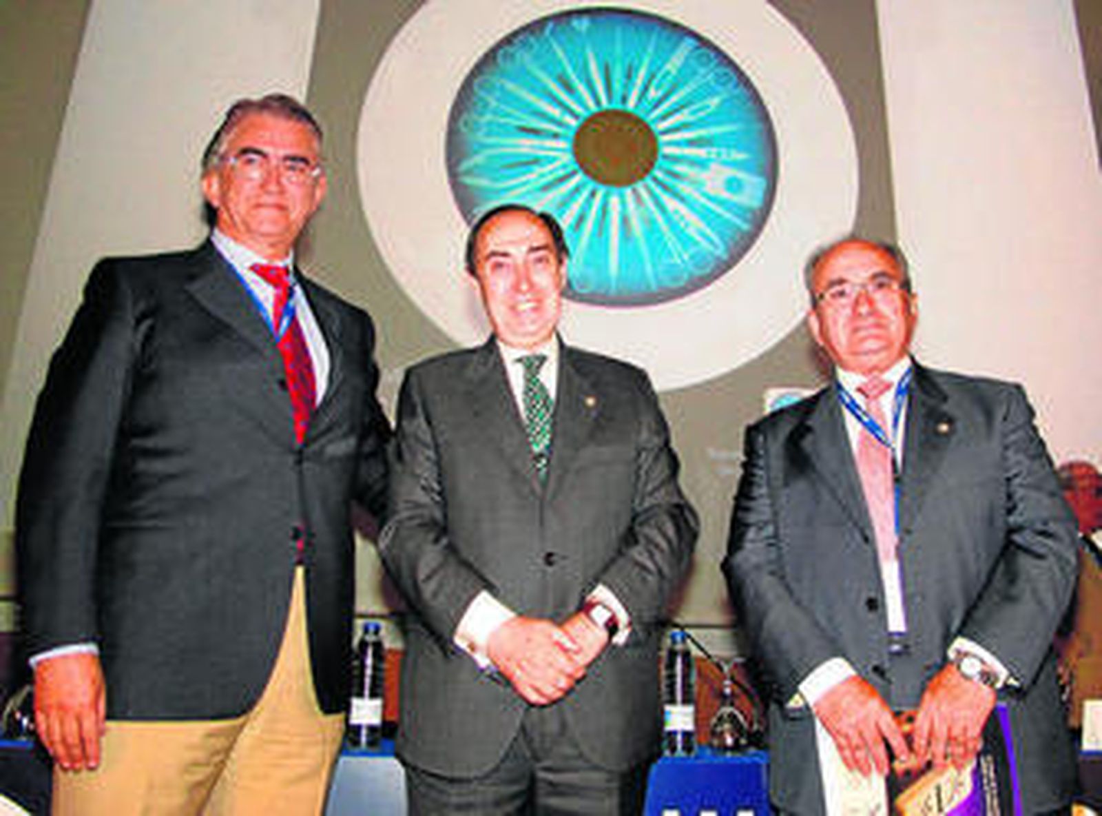 El presidente saliente de la Secoir, José Ángel Cristóbal; Carlos Javier González-Vilardell, presidente  del Colegio de Médicos de Sevilla, y Antonio Piñero, presidente del comité organizador del Congreso.