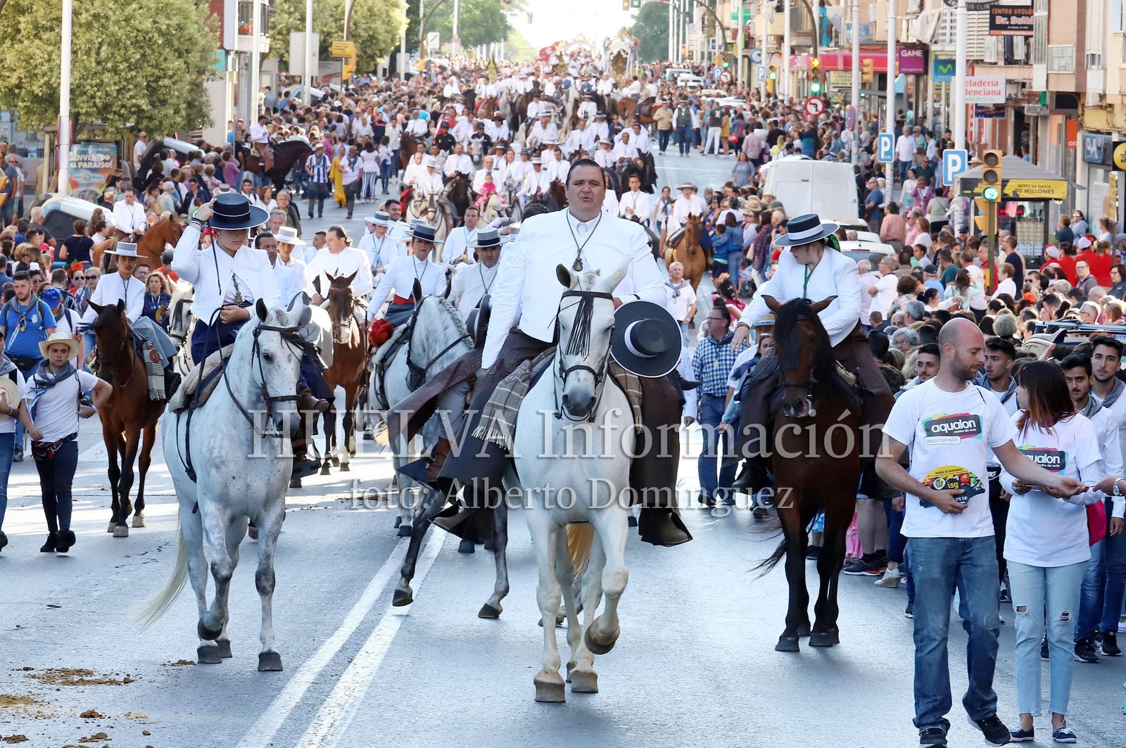 Imágenes de ambiente en la salida de la Hermandad de Huelva