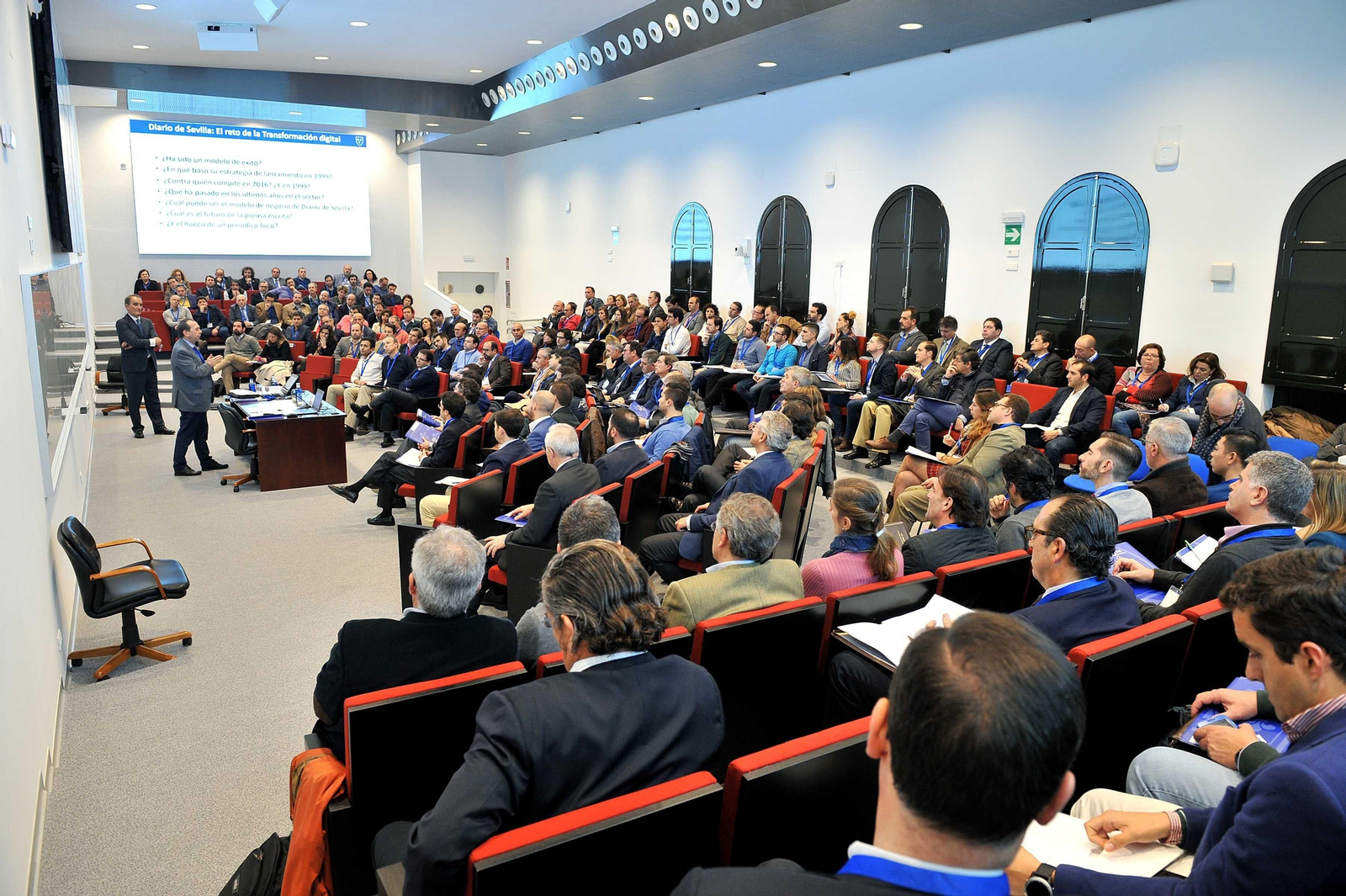 Alumnos del Instituto Internacional San Telmo durante una clase en la que se aborda el caso de 'Diario de Sevilla'.