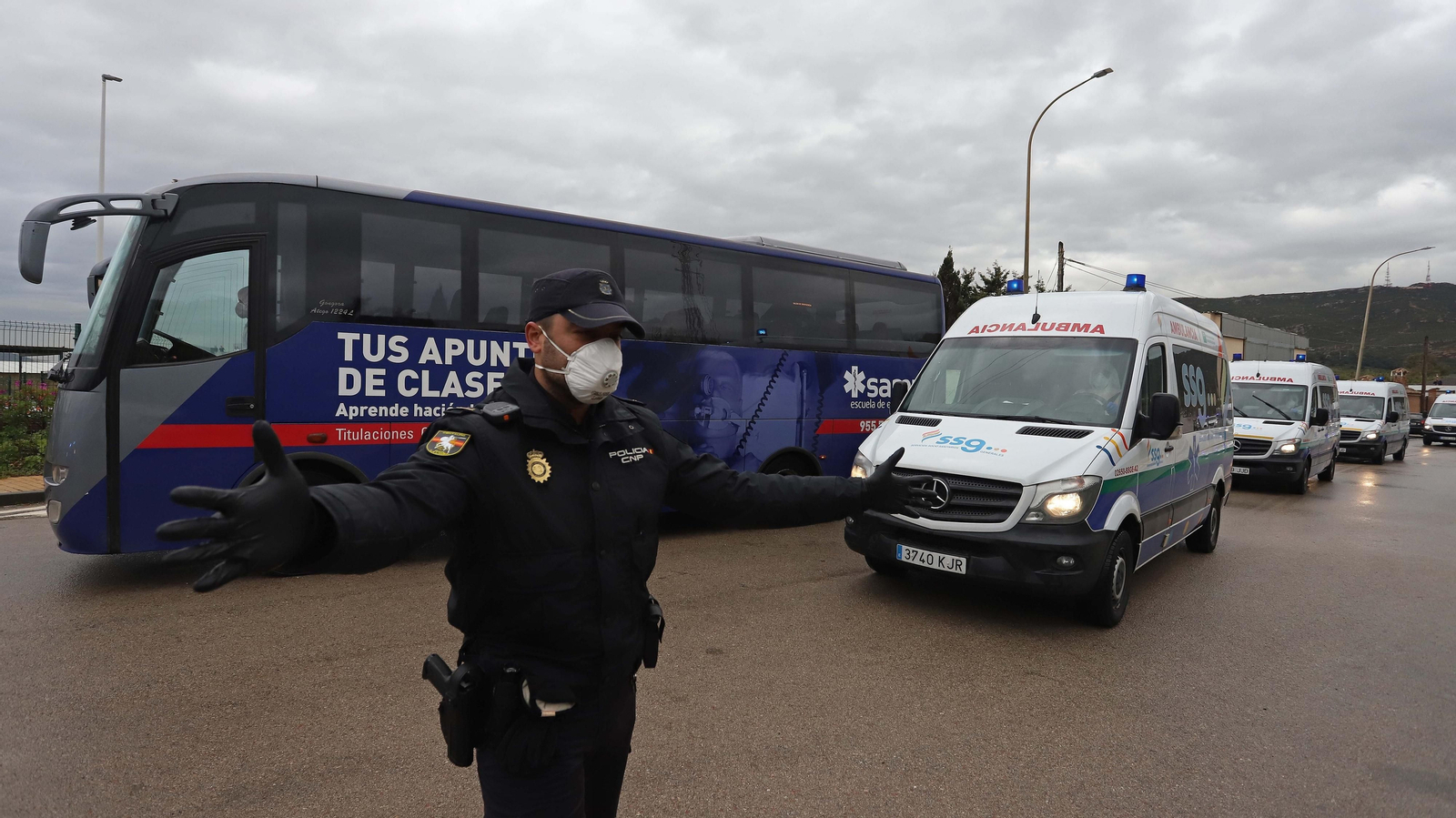 Un agente de la Policía Nacional, a la llegada de los ancianos