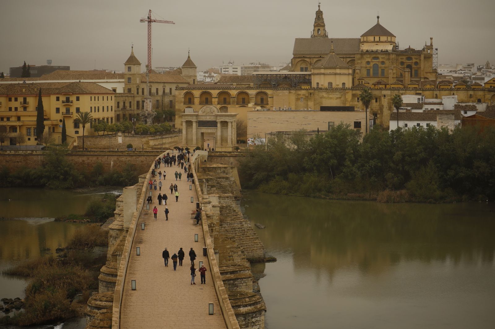 Las imágenes del segundo día de calima en Córdoba: llega el barro