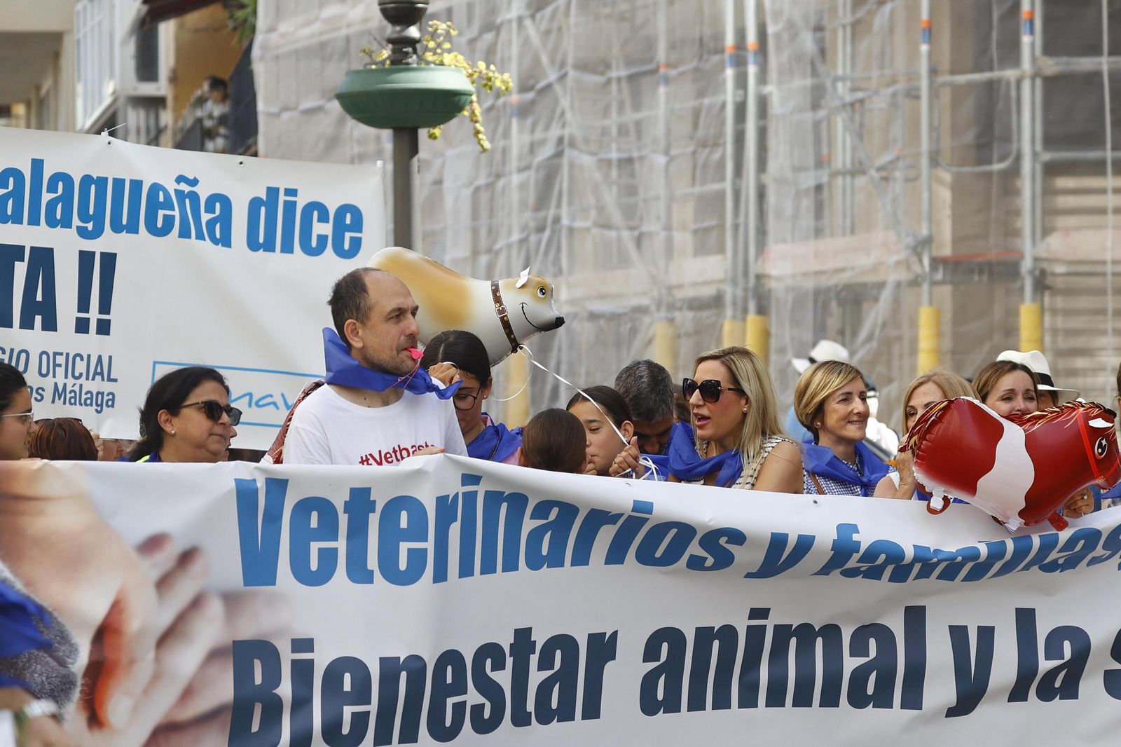 Veterinarios y dueños de mascotas toman calle Larios contra la restricción del uso de medicamentos, en imágenes