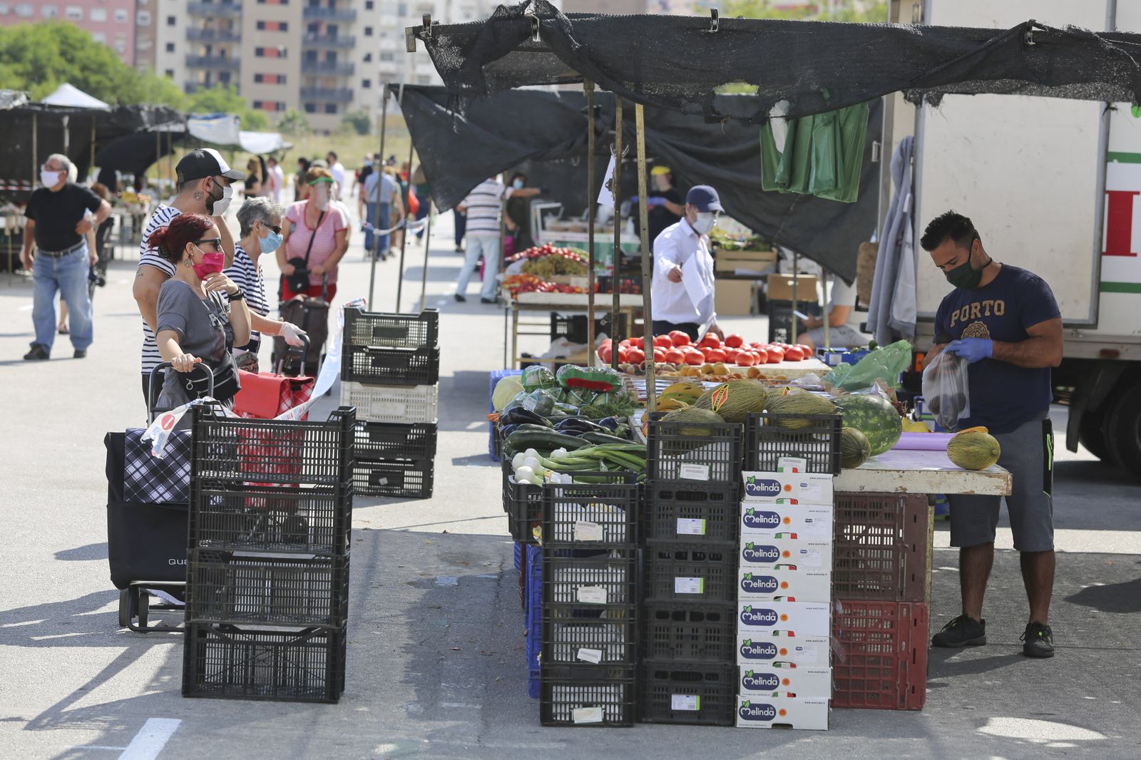 Las fotos del mercadillo de Huelin, en Málaga, en su primer día de desescalada