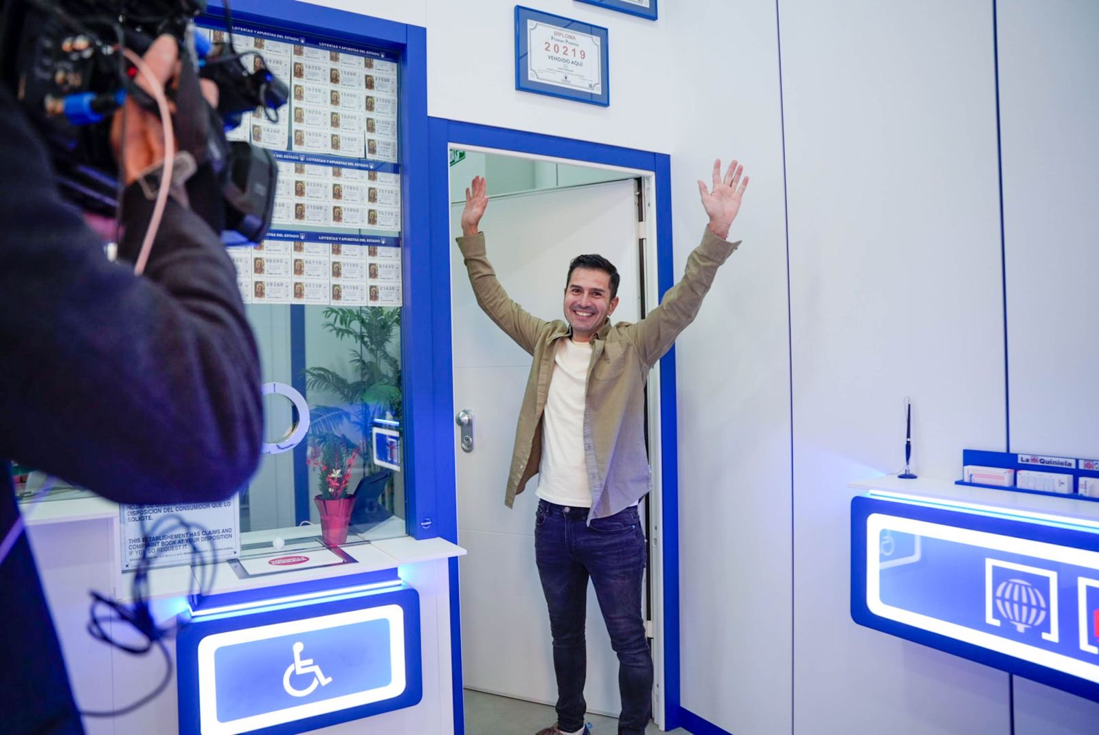 La lluvia de millones de la Lotería de Navidad llega a Roquetas, Las Norias, Las Cabañuelas y a Almería, en fotos
