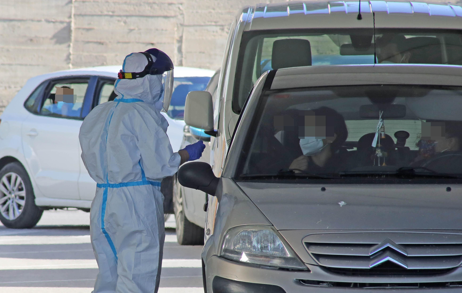 Puesto 'autocovid' del hospital de Jerez, este martes.
