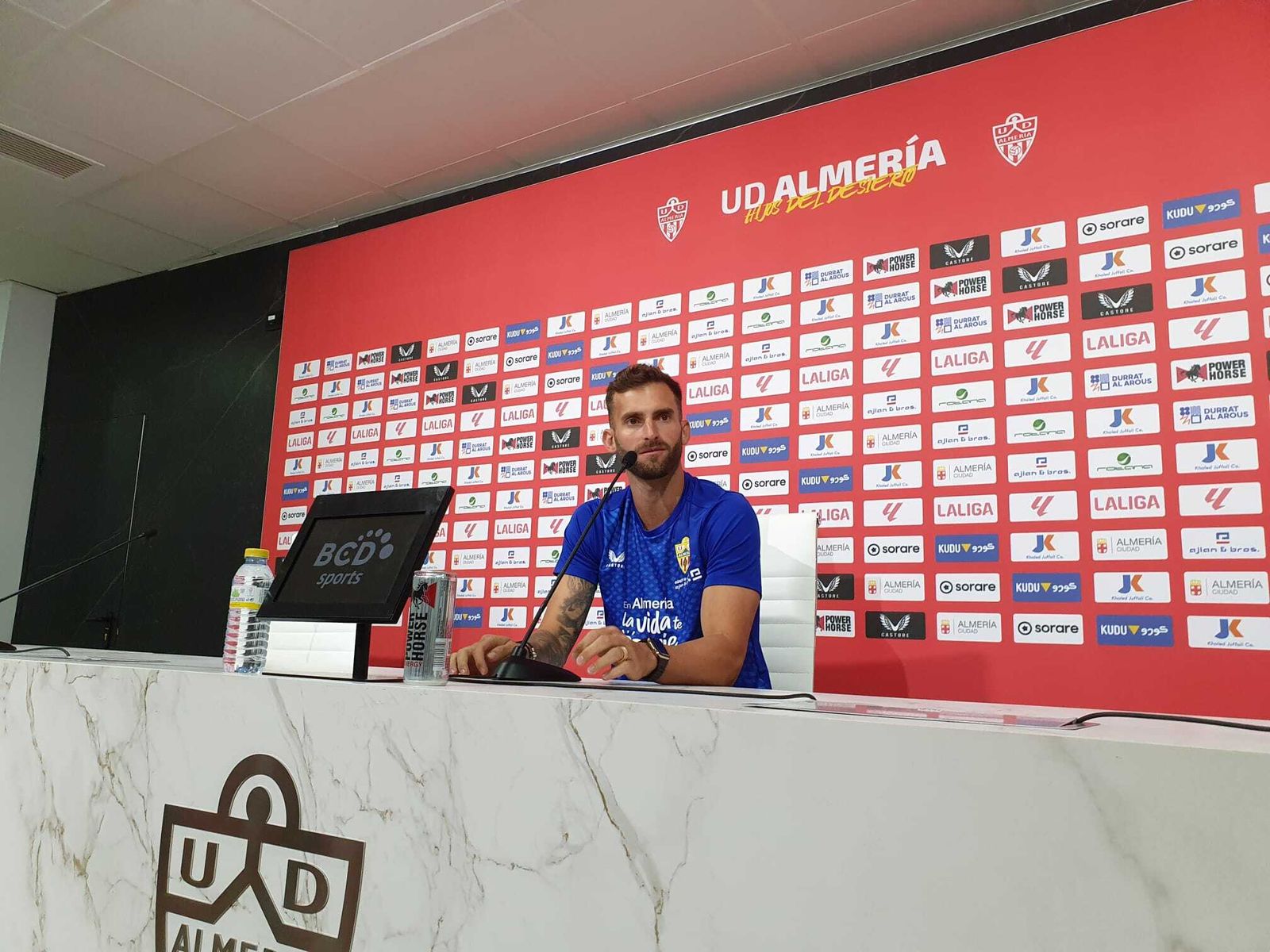 El extremo brasileño antes de atender las preguntas de los medios de comunicación durante su comparecencia.