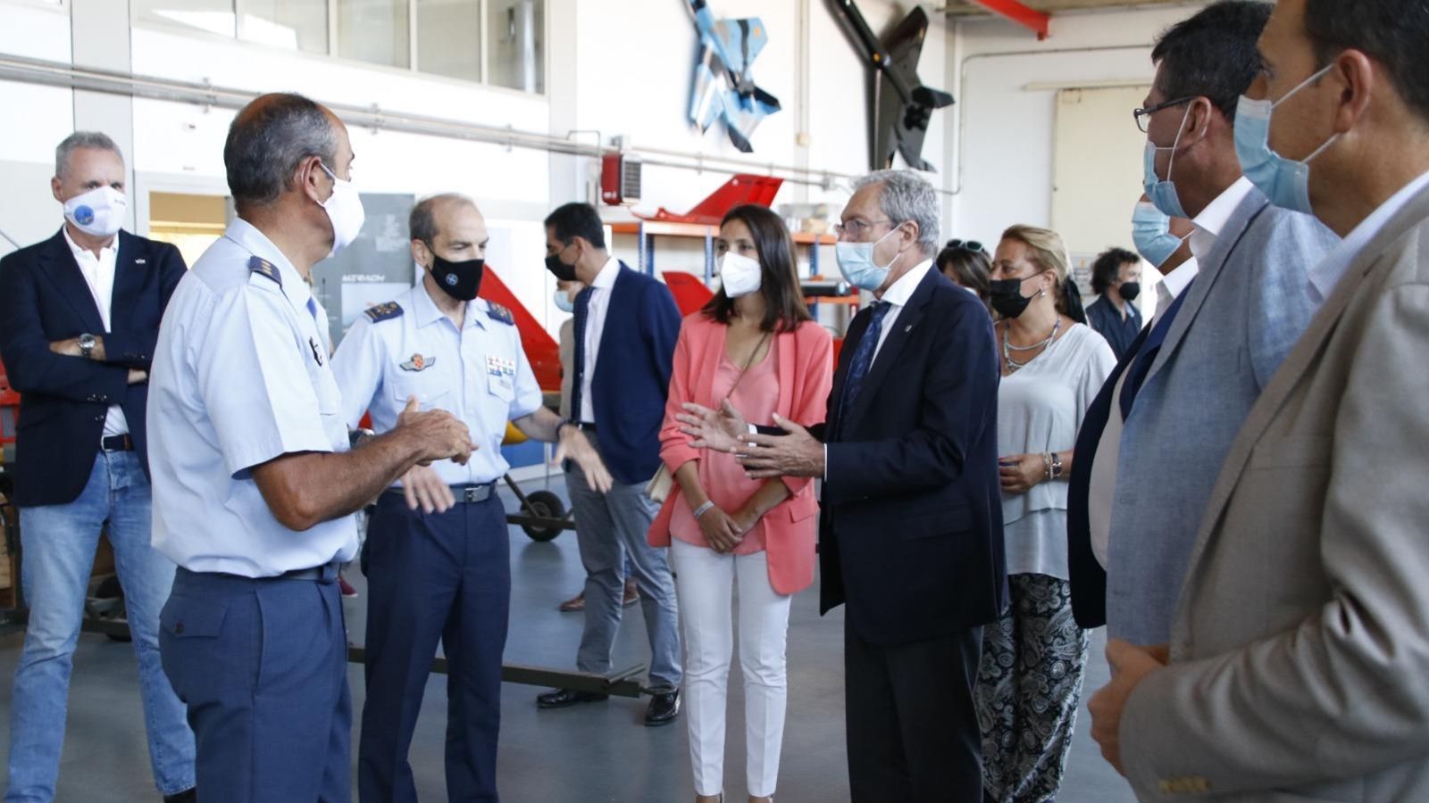 El consejero, Rogelio Velasco, en la visita de esta mañana al INTA en Moguer.