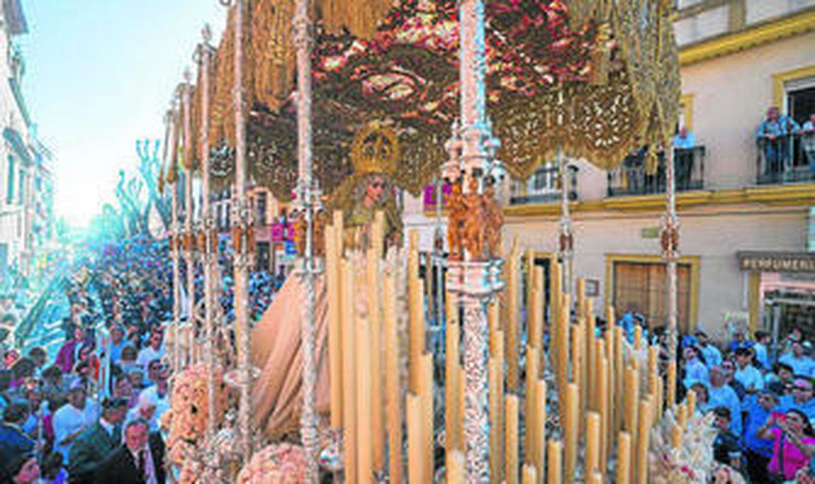 La Virgen de la Salud de la Hermandad de San Gonzalo por la calle San Jacinto.