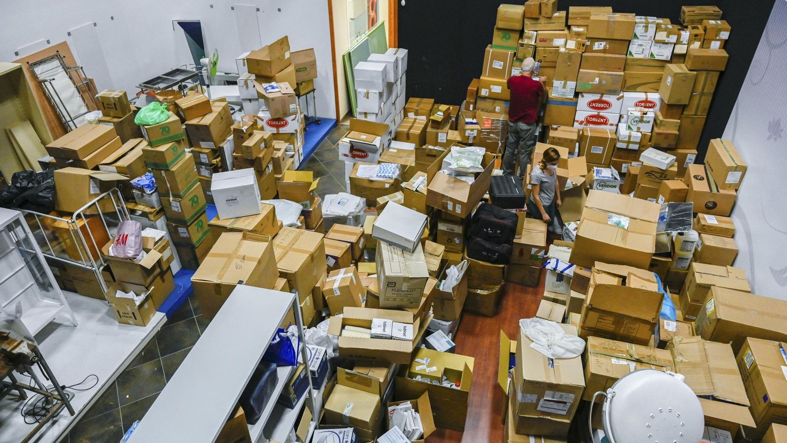 Parte del material quirúrgico y médico recolectado por la asociación, guardado en una nave. Hay para enviar cuatro o cinco contenedores.