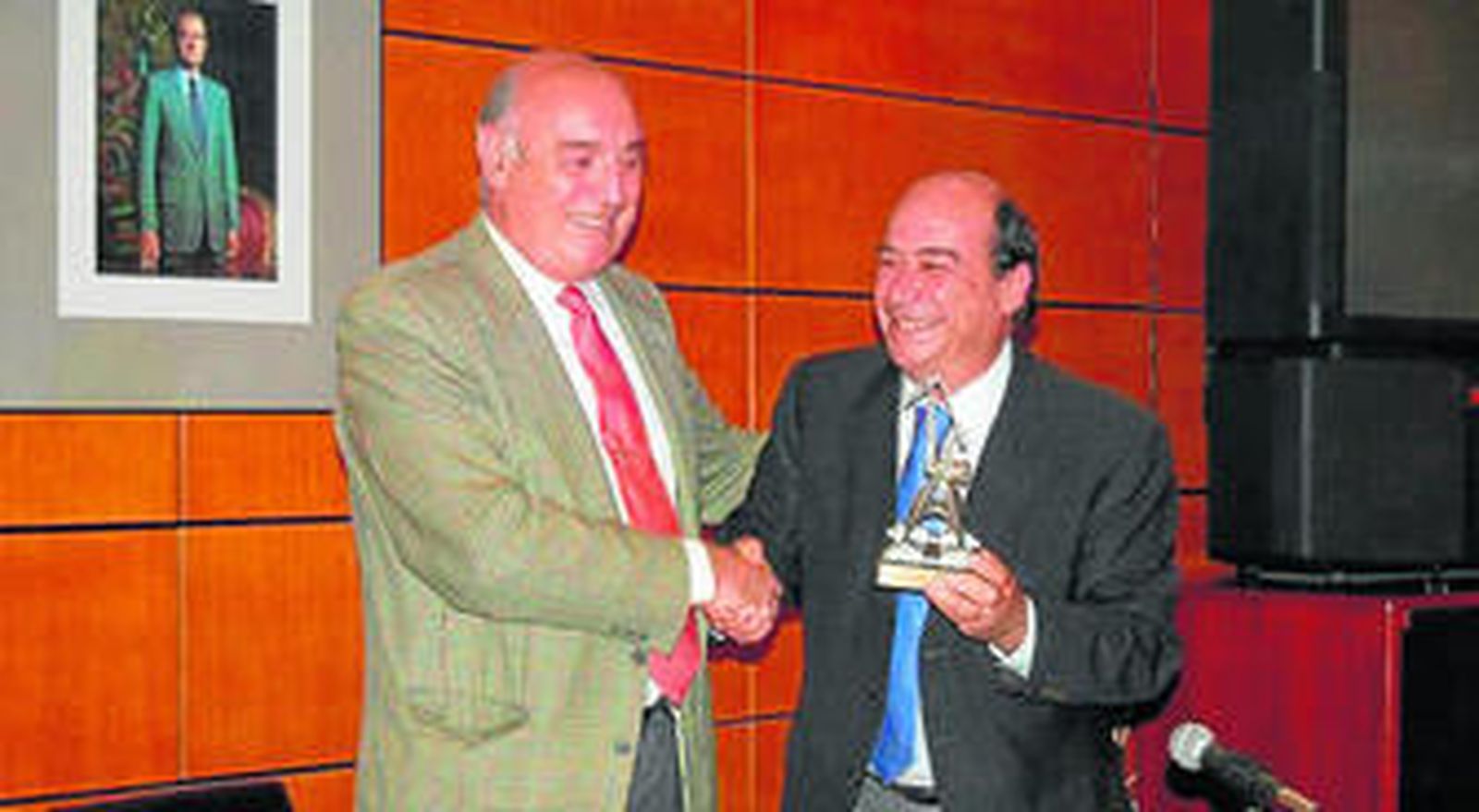 Rafael Barra, a la derecha, recibiendo el premio de manos del presidente de Gades-Port, Juan Bernal.