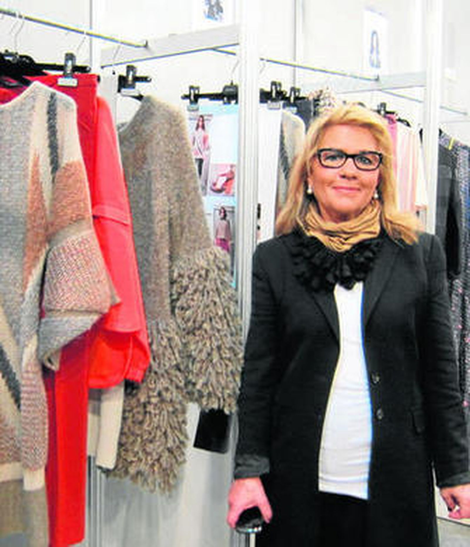 Sita posa junto a algunas de sus prendas antes de dar a conocer una de sus últimas colecciones.