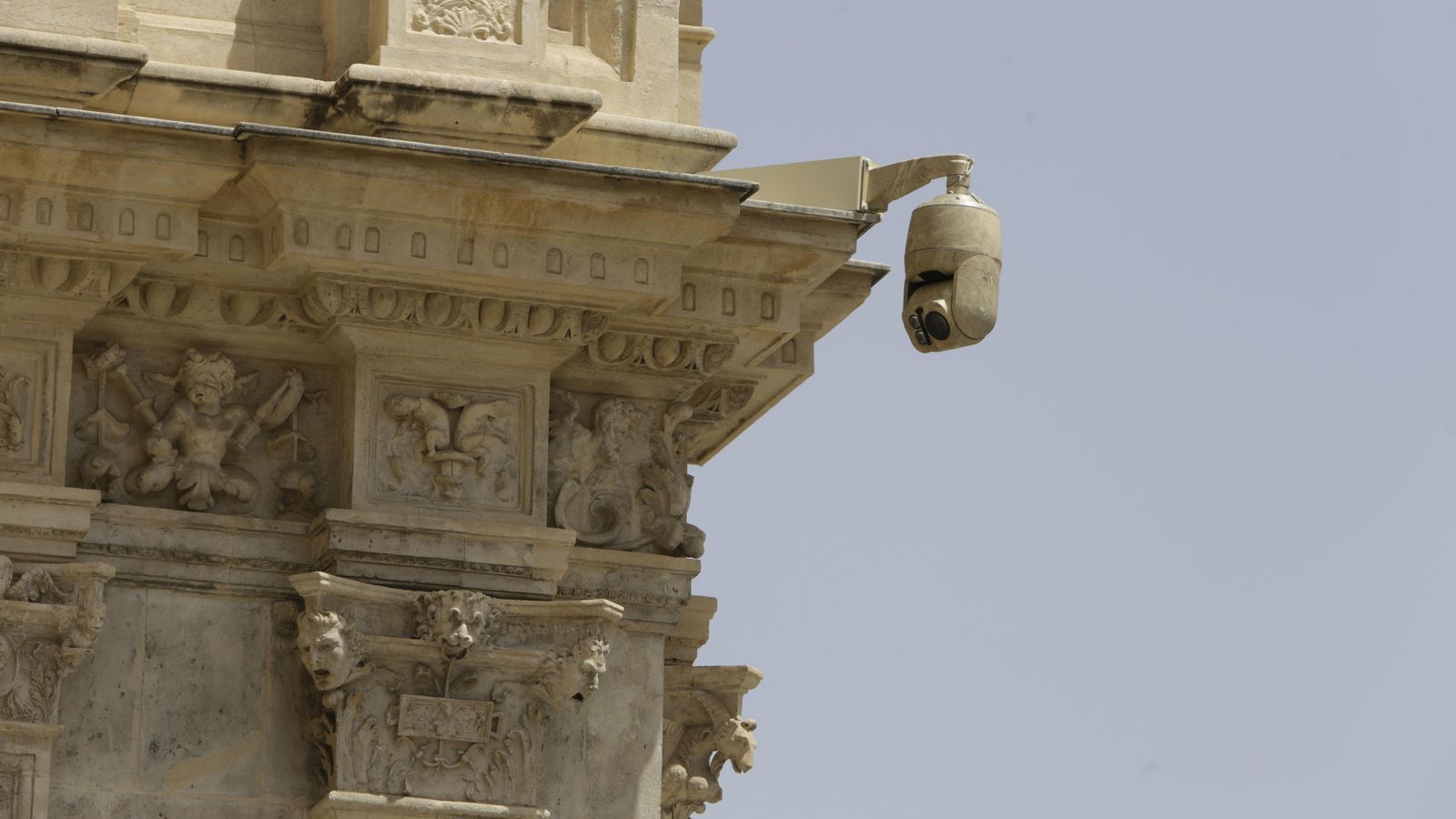 Una de las cámaras en una cornisa del Ayuntamiento.