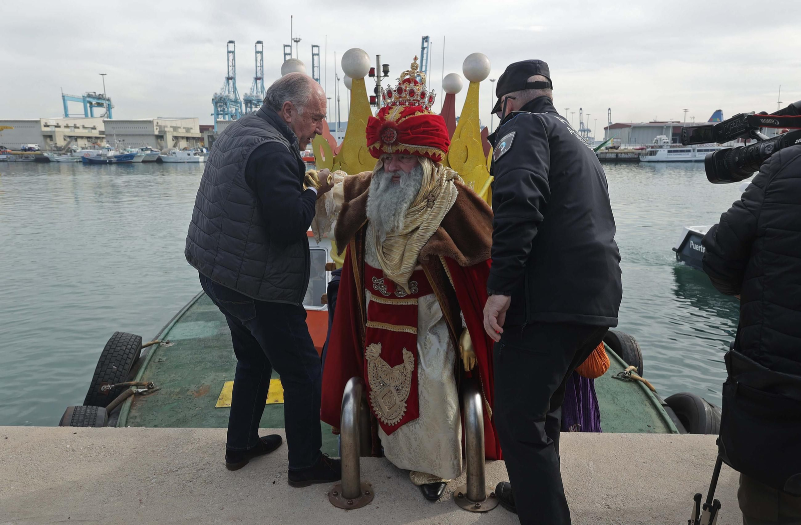 Búscate en las fotos del Arrastre de Latas 2025 en Algeciras
