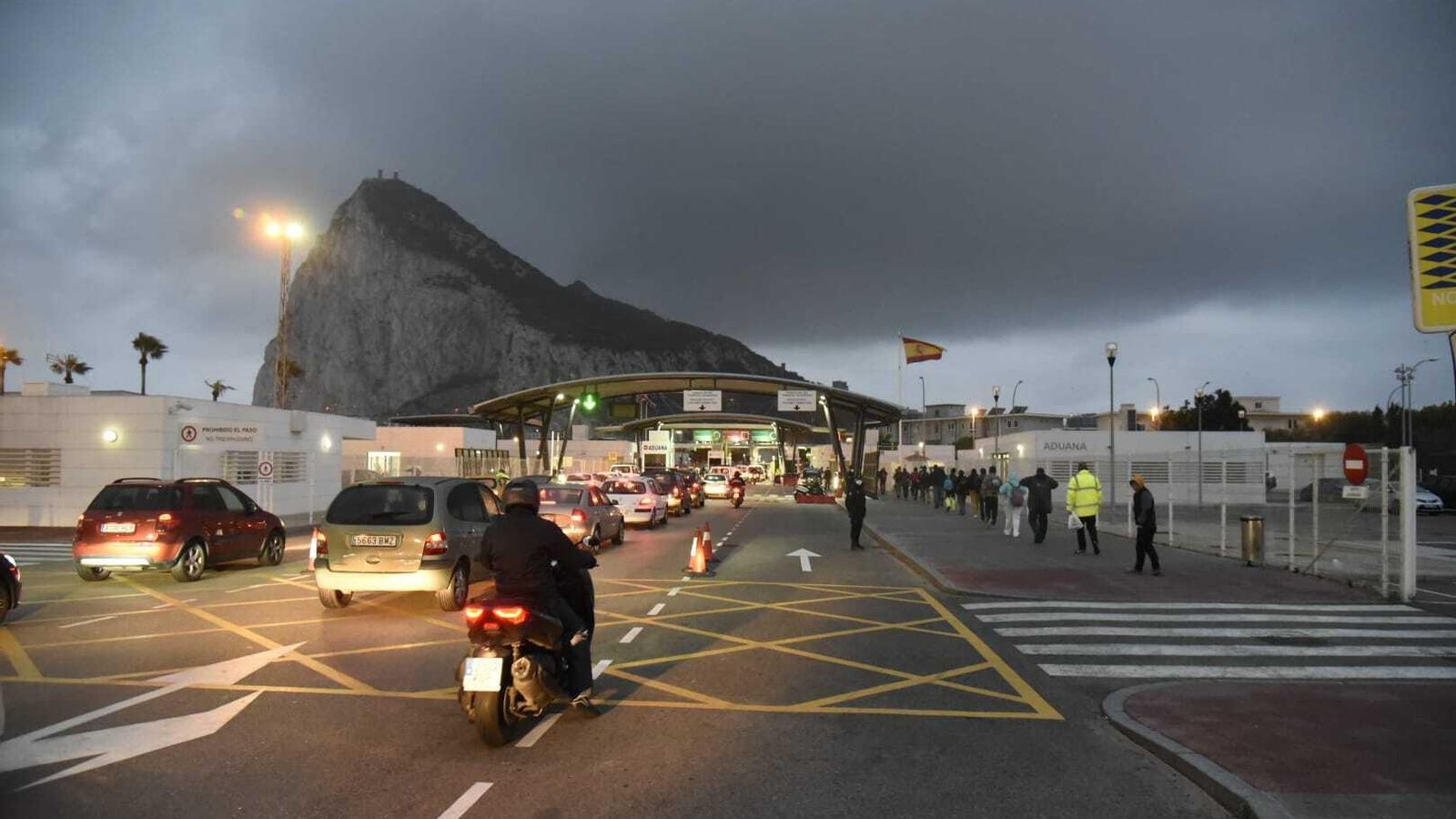 Colas de vehículos y peatones en la entrada a Gibraltar. Colas de vehículos y peatones en la entrada a Gibraltar.