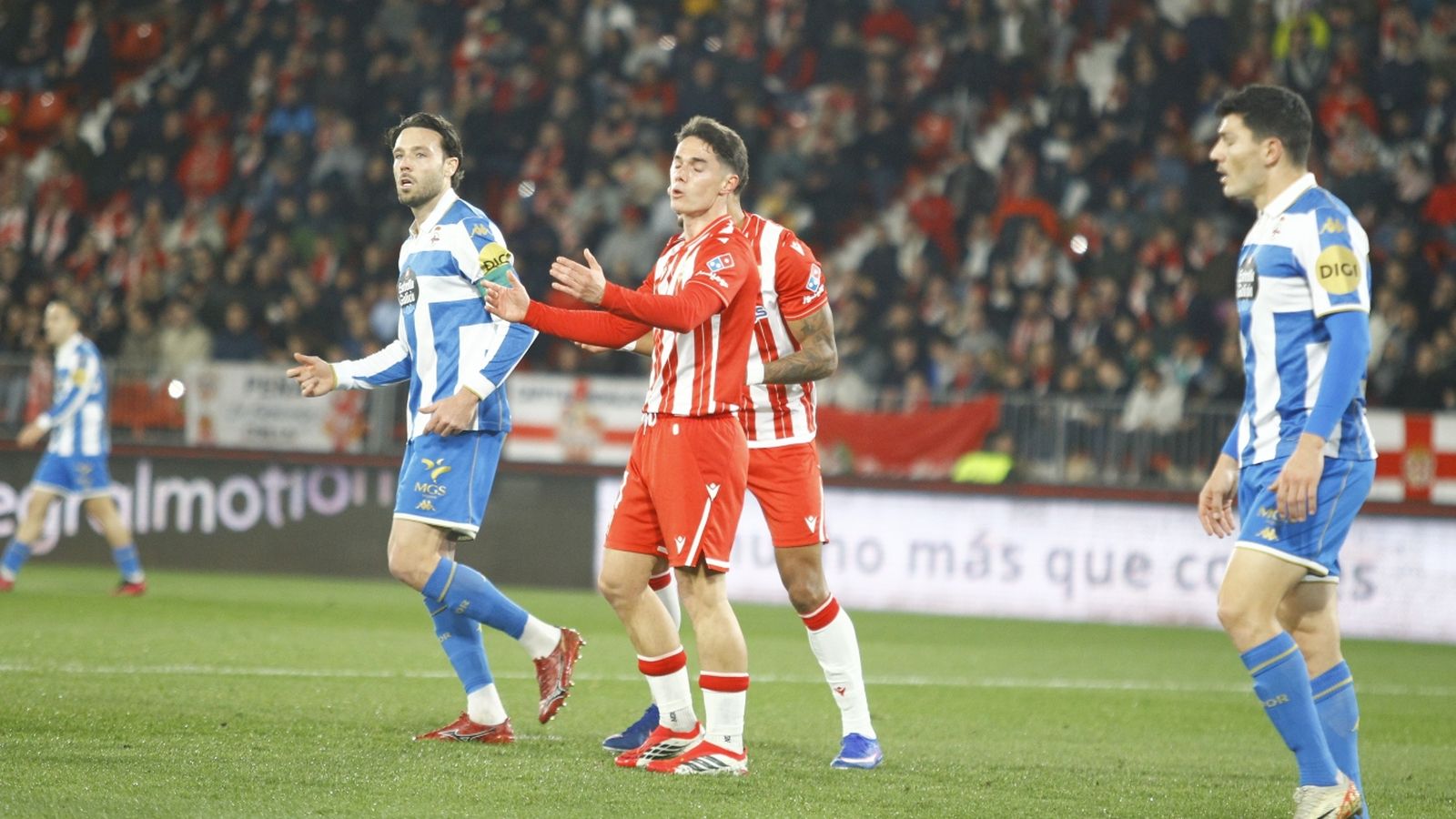 Sergio Arribas, contrariado tras una acción ofensiva de los rojiblancos ante el Deportivo.