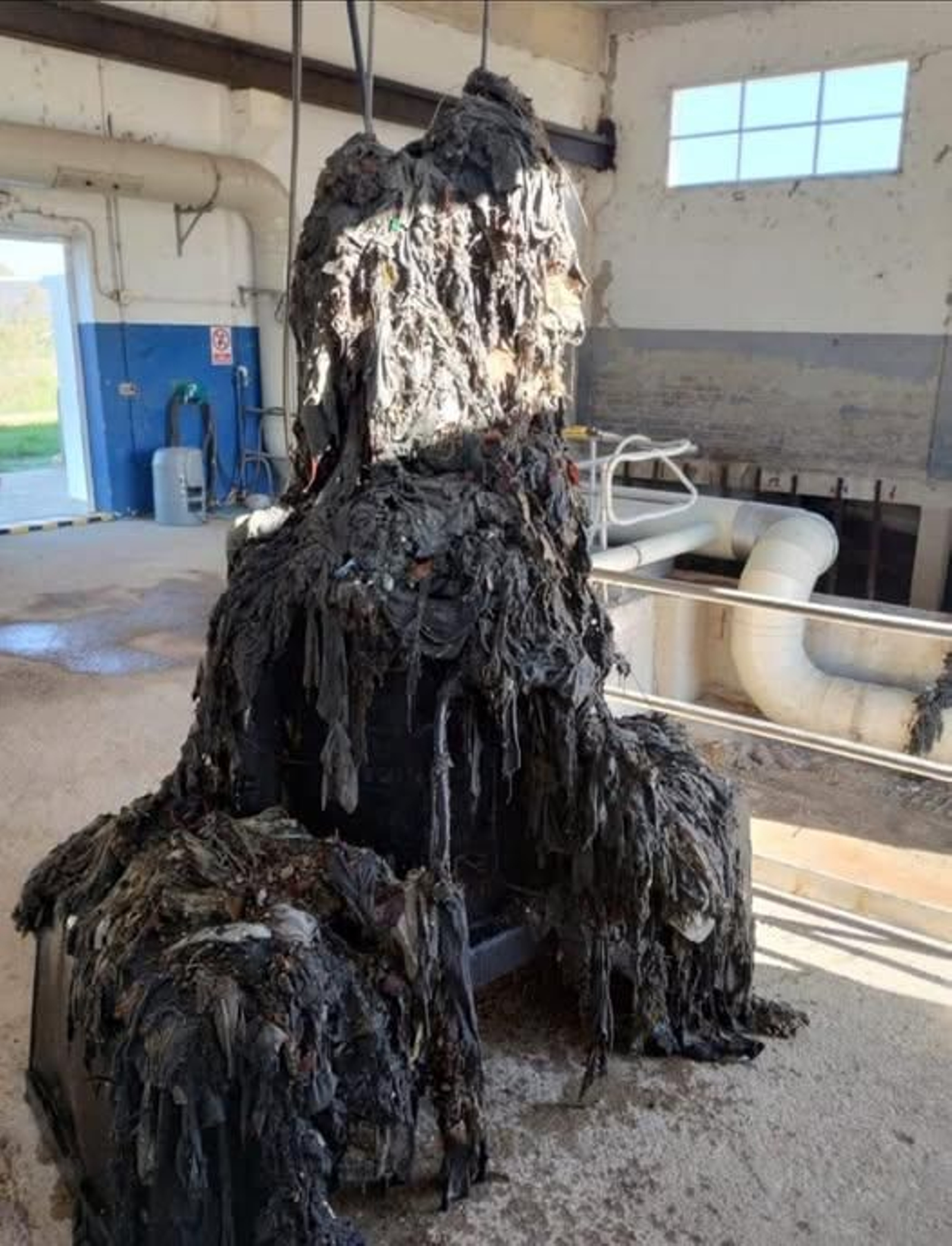 Detalle de la montaña de toallitas sacadas en la última limpieza de la depuradora.