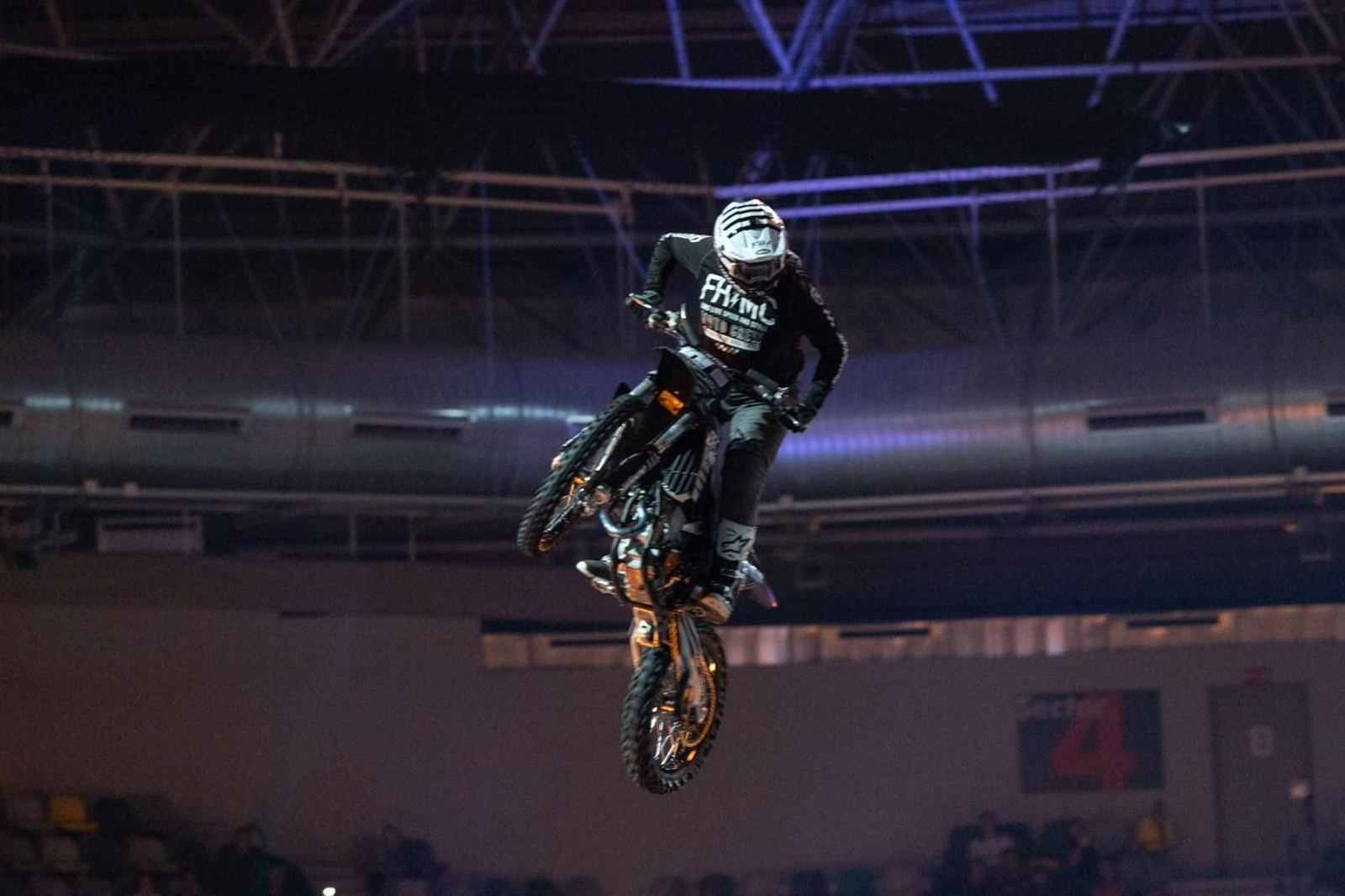 En imágenes: el Soloflow Freestyle enamora en Jaén con acrobacias y espectáculo en estado puro