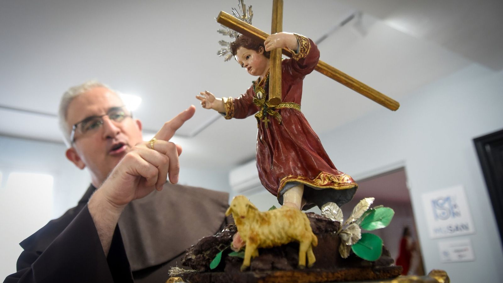 Juan Dobado muestra el Divino Pastor Nazareno, obra de Cristóbal Ramos.