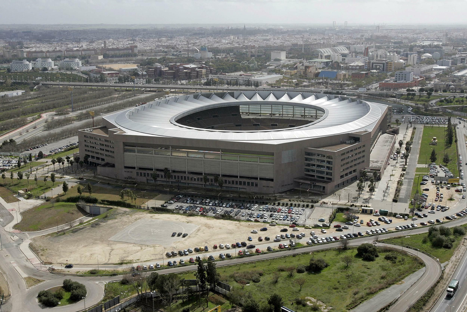 Vista del Estadio de la Cartuja, con la ciudad al fondo.