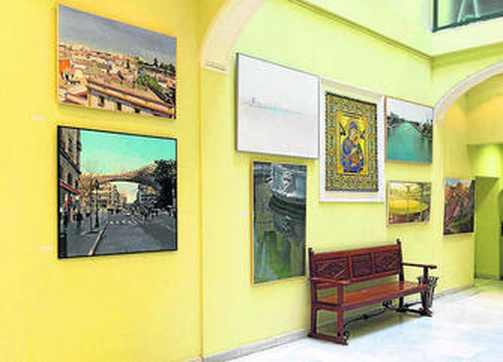 Algunas de las obras expuestas en la sede colegial.