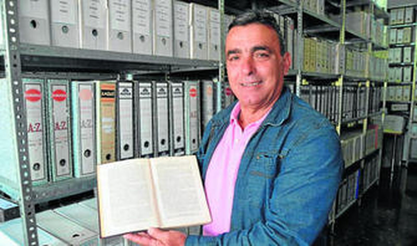 Un concejal del Ayuntamiento de Nerja muestra el ejemplar.