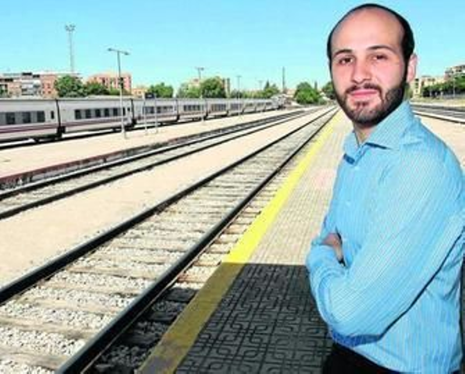 El ingeniero Francisco Cañabate posa junto a unas vías de tren de la capital.