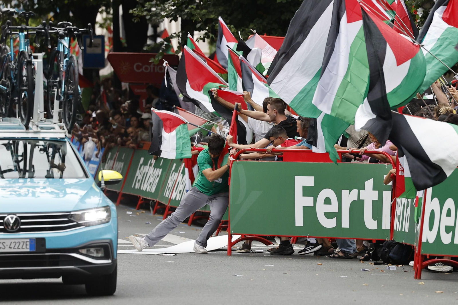 Las fotos de la Vuelta a España con el lío de la suspensión en Bilbao | Etapa 11