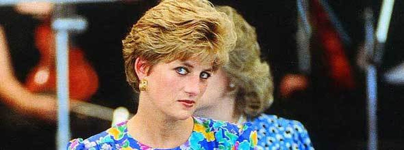 Vestidos de noche de la princesa Diana de Gales expuestos en una exposición que explora la vida de la reina Victoria en el palacio Kensington en Londres. / EFE