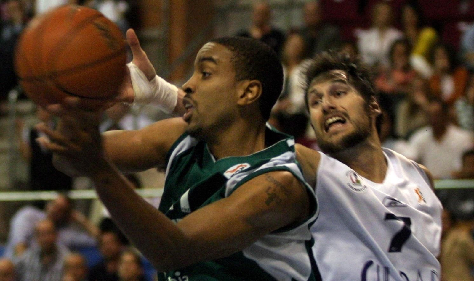 Louis Bullock, ante Lucio Angulo en un partido con el Unicaja.