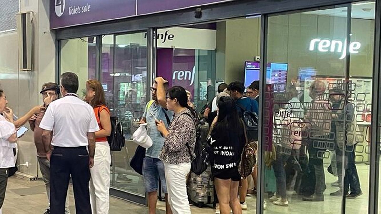 Usuarios piden información a Renfe por la cancelación de su tren.