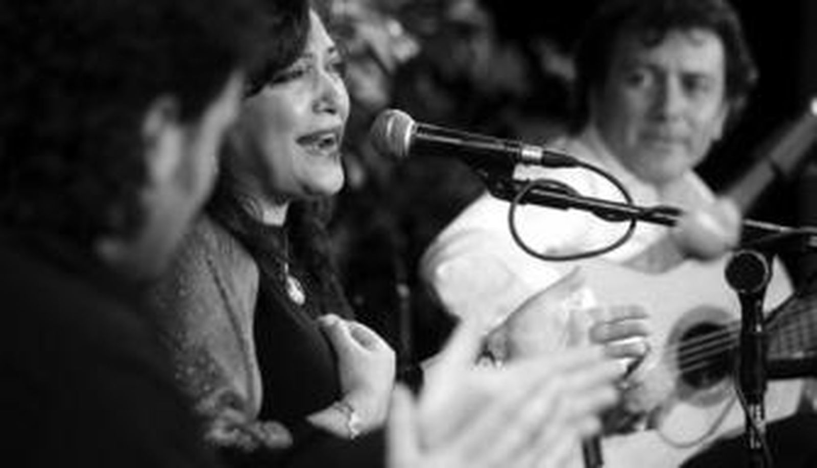 Carmen de la Jara acompañada por la guitarra de Antonio Carrión y las palmas de Diego Montoya, en el centro flamenco de la Merced, en Cádiz.