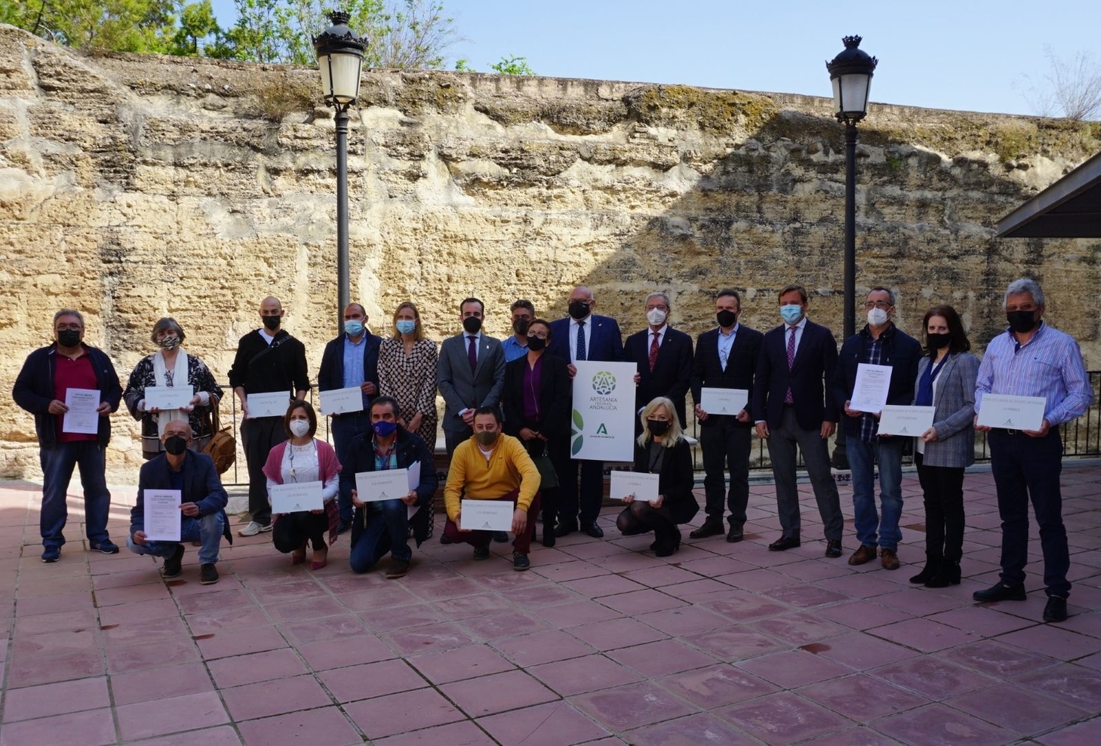 El Consejero de Transformación Económica, Rogelio Velasco, con el resto de autoridades y artesanos de la provincia a quienes se les ha entregado placas distintivas de talleres o cartas de artesanos.