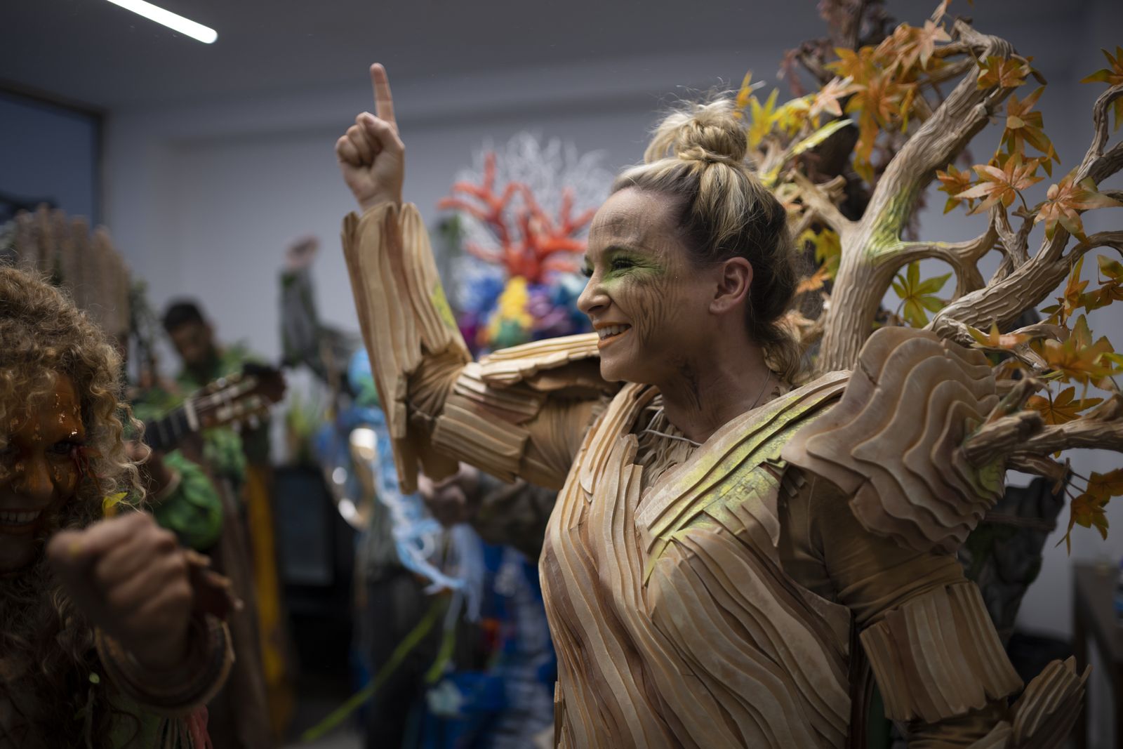 Imágenes de la actuación de la comparsa de Huelva "La vieja verde" en el Carnaval Colombino