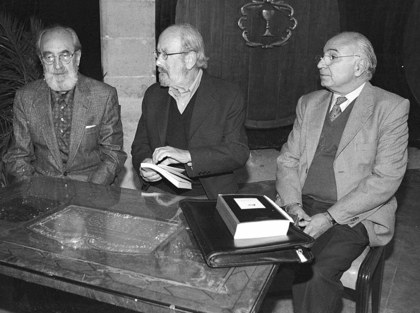 Angel González, José Manuel Caballero Bonald y Francisco Brines en 1999 en la Fundación Caballero Bonald.