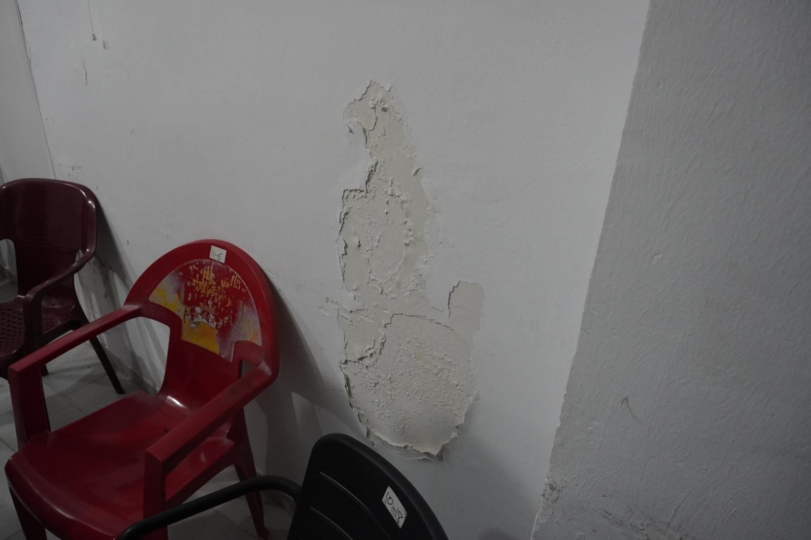 Desperfectos en las paredes del centro de mayores.