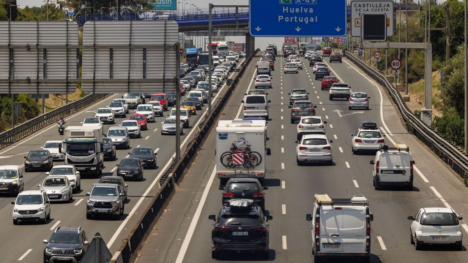 Atascos de tráfico en el acceso a Sevilla desde el Aljarafe, este verano