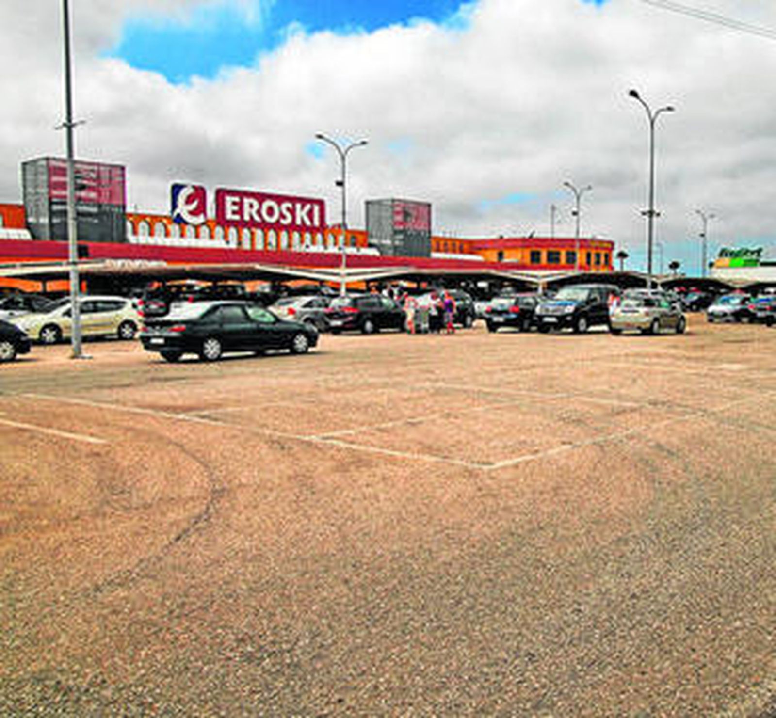 Terrenos de la zona de aparcamientos del supermercado Eroski.