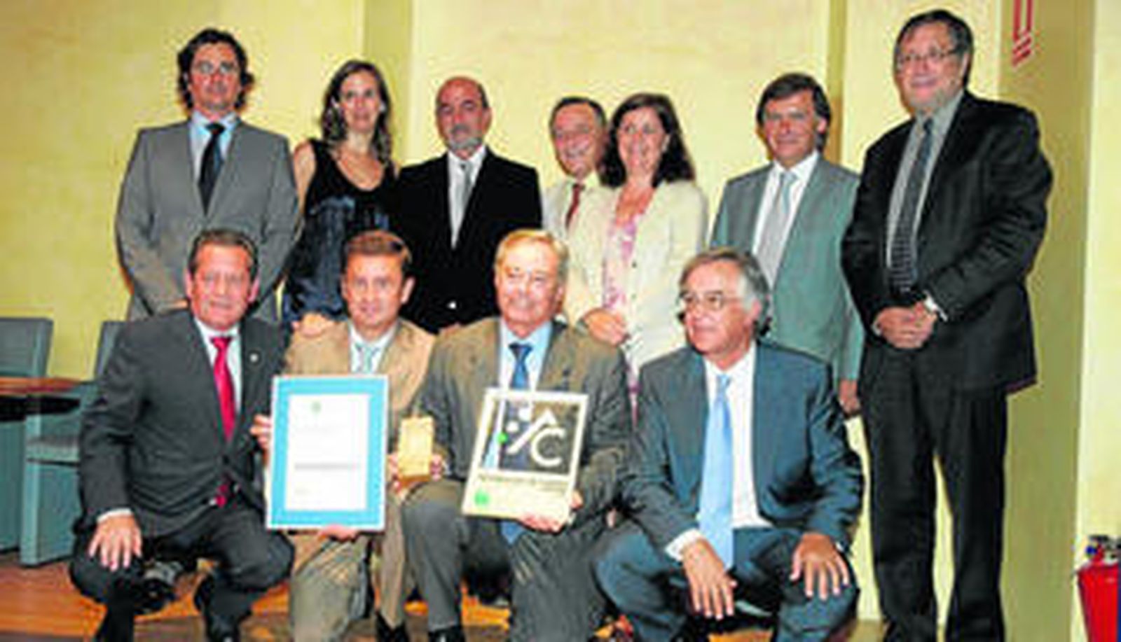 José Manuel Pascual, segundo por la derecha, junto a la directora general de Planificación y los directores de los hospitales, entre otros.