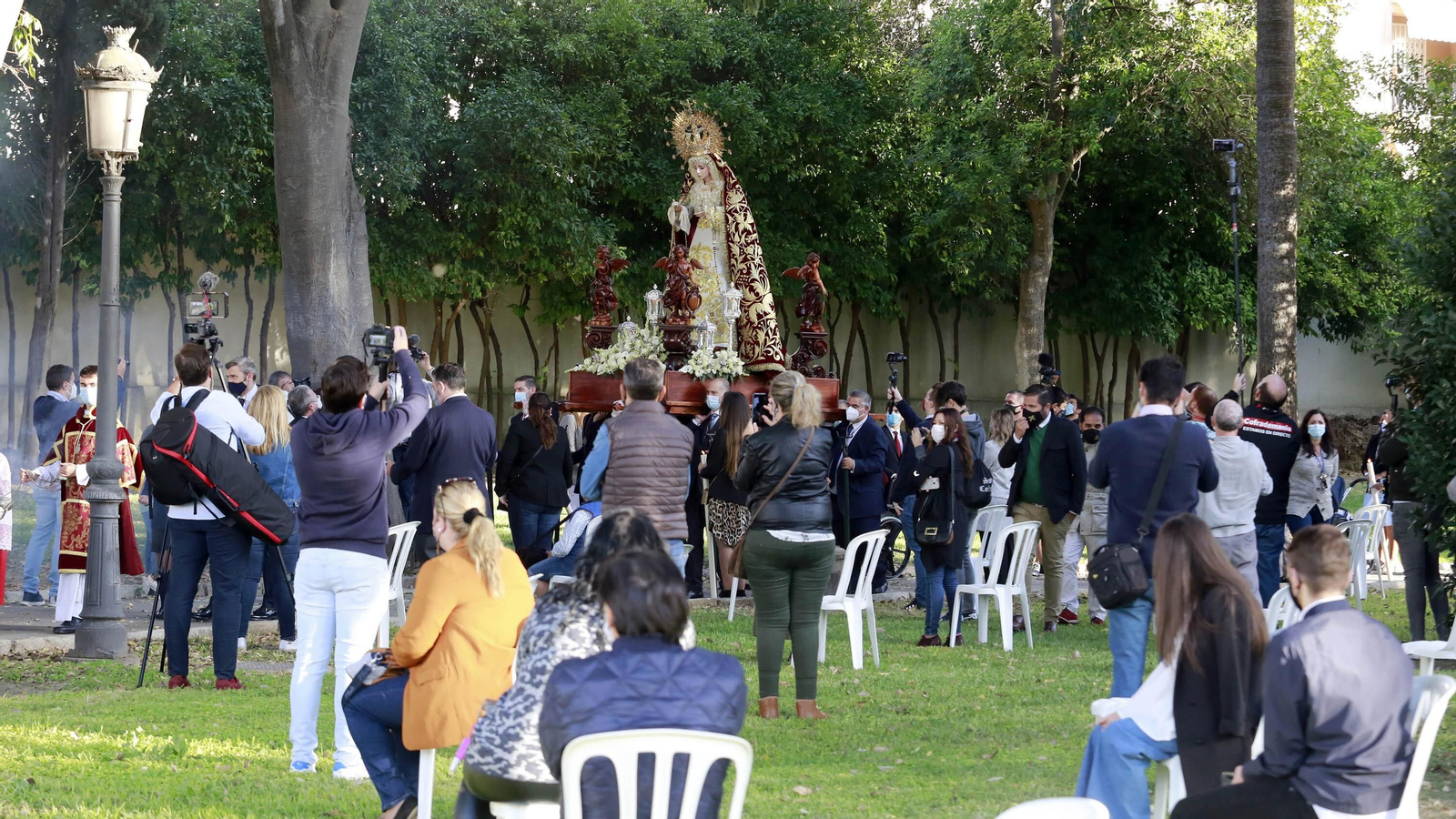 Imágenes del rosario de la Aurora de la Candelaria por los jardines de la Atalaya