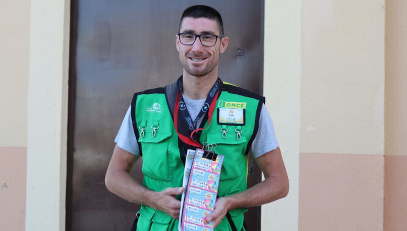 Fran Pozo fue el encargado de repartir el premio en Sanlúcar.